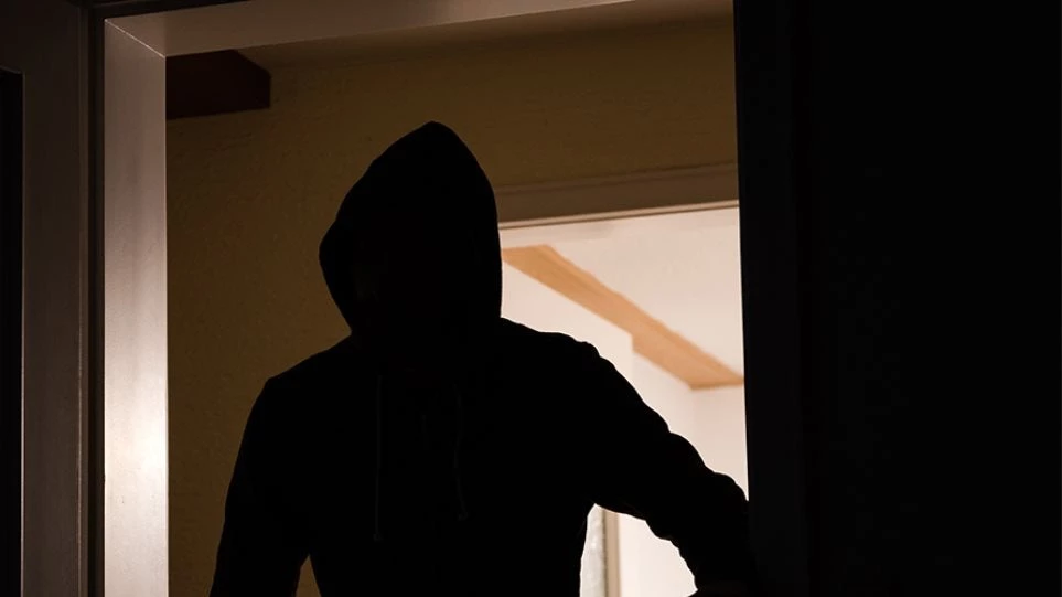 Οργιάζει η εγκληματικότητα – Λαγονήσι: Εισβολή κουκουλοφόρων σε σπίτι με μαχαίρια και καραμπίνες